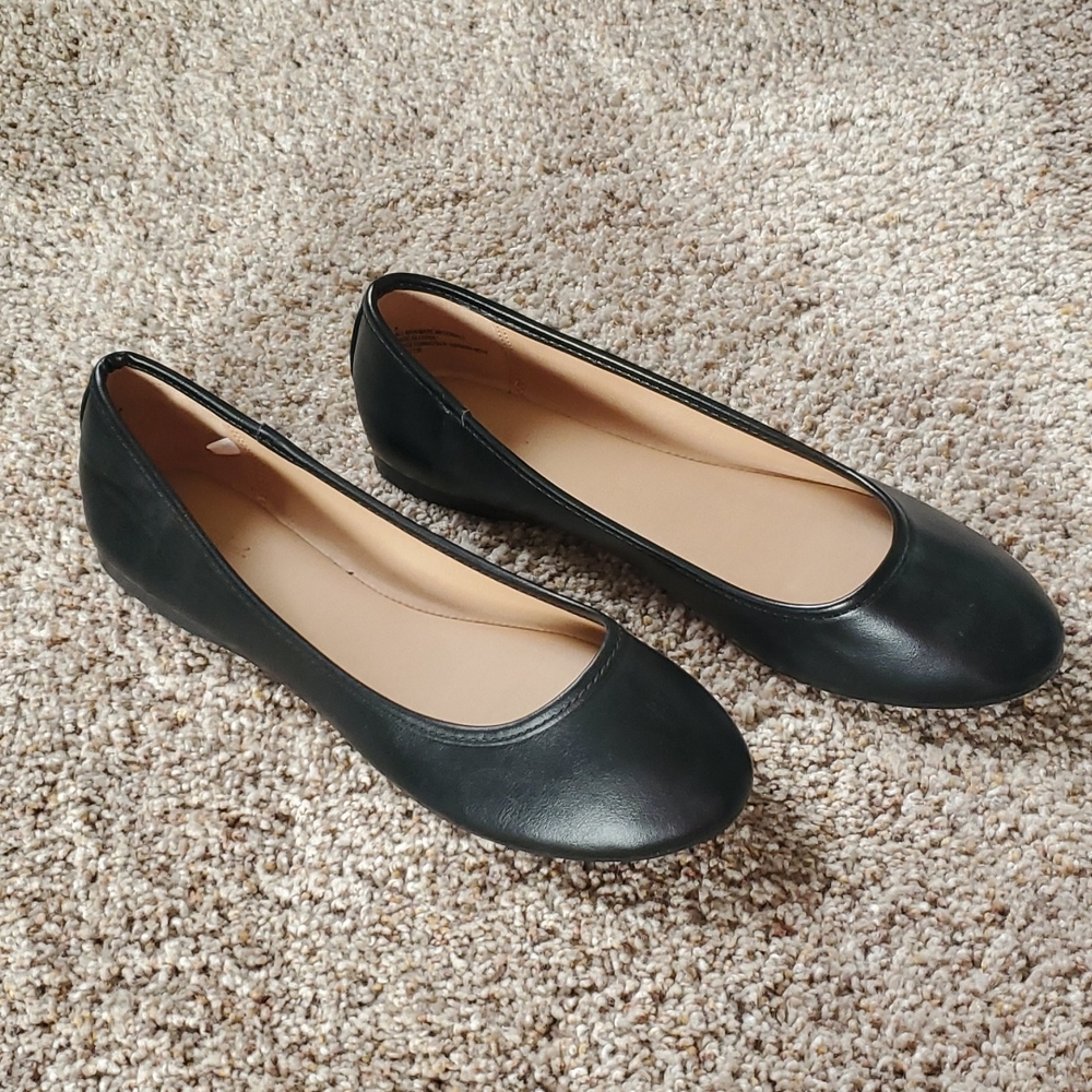 Universal Thread goods Co. Size 8 black flats. Never worn.